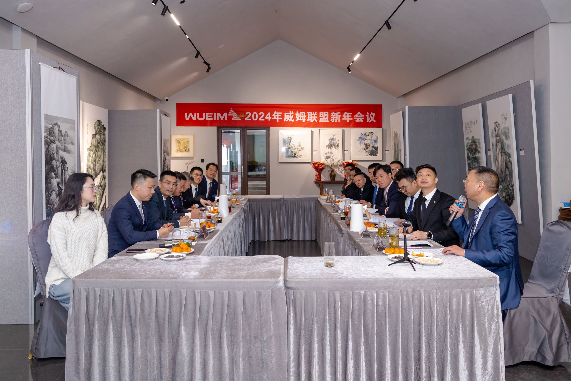 會(huì)議中，丁作發(fā)言_看圖王.jpg
